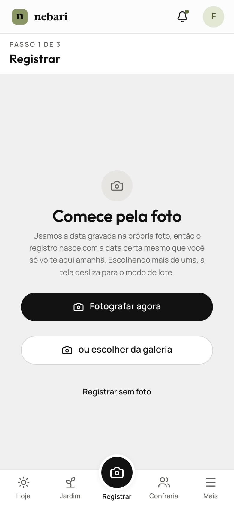 Tela Registrar do Nebari no celular, passo 1 de 3: Comece pela foto, com o aviso de que a data sai da própria foto